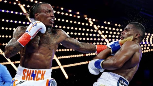 Abraham Nova(R) trades punches with O’Shaquie Foster (L) during their WBC Junior Lightweight World title fight at The Theatre at Madison Square Garden in New York City. Foster defeated Nova in a split decision to retain the WBC super-featherweight world title. AI BELLO/GETTY IMAGES. 